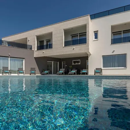 아파트 Luxury With Pool