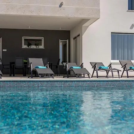 Luxury With Pool *