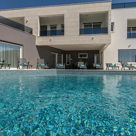 Luxury With Pool 아파트