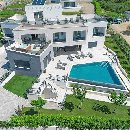 Luxury With Pool
