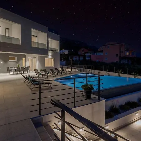 Luxury With Pool 아파트