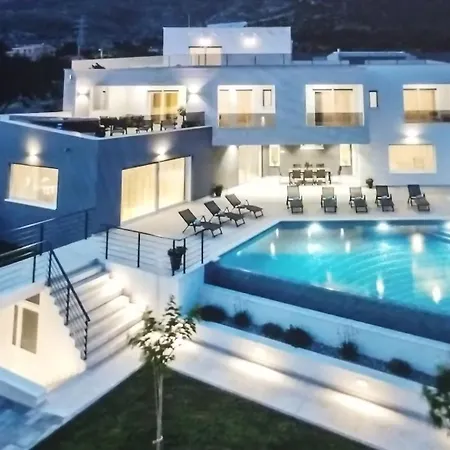 Luxury With Pool 아파트