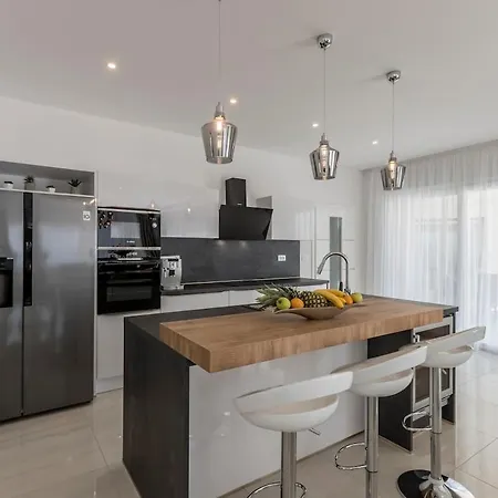 Apartmán Luxury With Pool