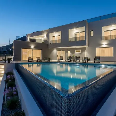 Luxury With Pool